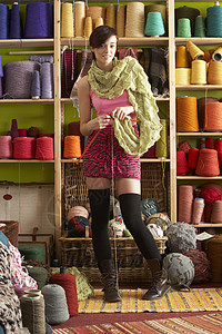 女青年编织丝巾站在Yarn露面前专注爱好女士羊毛围巾青少年针线活女孩工艺女性图片