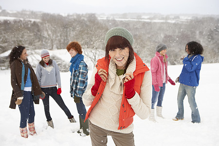 在雪地风景中玩乐的年轻朋友团体季节混血针织品男性场景农村下雪女性女孩青少年图片