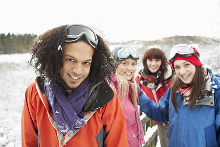 穿着雪地风景的年轻朋友群体 S类穿S型场景微笑寒冷友谊女性滑雪衣服男性季节朋友们图片