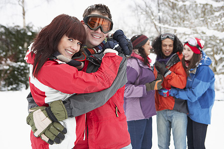 穿着雪地风景的年轻朋友群体 S类穿S型混血风镜女孩农村男性围巾四个人笑声团体天气图片