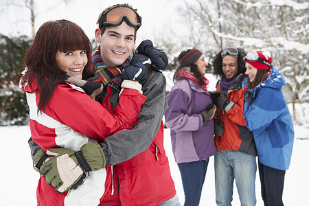 穿着雪地风景的年轻朋友群体 S类穿S型混血团体朋友们男人四个人女士农村衣服微笑寒冷图片