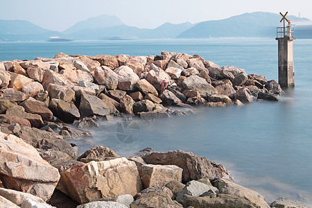 落花墙上的灯塔 一个小灯塔警告岩石港口旅行航程海岸警惕地标导航遗产看守所图片