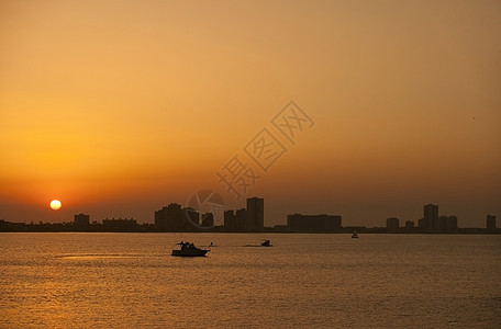 海面上的日落海滩墙纸地平线场景海岸天空反射蓝色天气季节图片