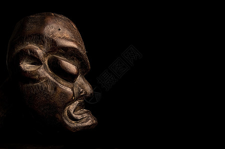 黑色背景的非洲遮罩雕像古物男人男性狂欢艺术文化木制品眼睛鼻子图片