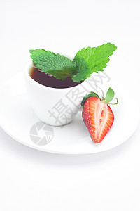 茶 草莓和薄荷茶杯 白方隔绝杯子飞碟叶子茶壶早餐植物液体饮料午餐静物图片