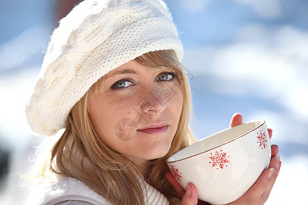 女人在冬天喝热咖啡的杯子图片