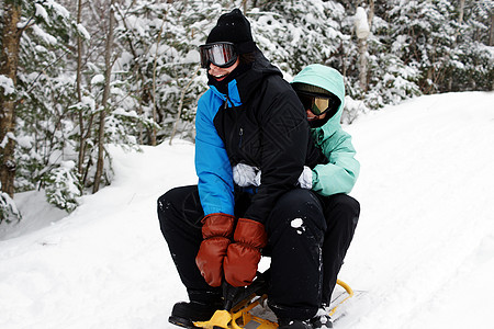 在冬季滑动的年轻夫妇图片