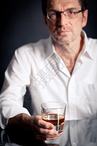 成年人饮酒的成人男子男性领导饮料工作男人酒吧酗酒思考玻璃商务图片