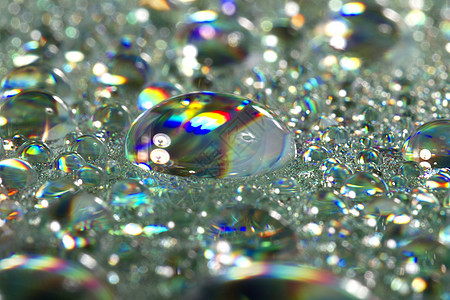 闪亮多彩的水滴绿色墙纸宏观液体水晶圆圈雨滴玻璃气泡彩虹图片