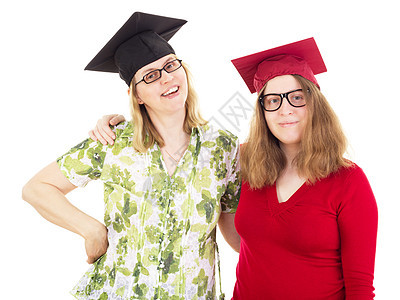 两个快乐的女毕业生成就证书脑力智力学期成功奖学金学术研究微笑女士图片
