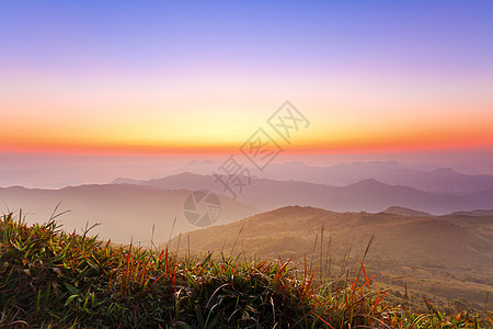 山地风景中的狂喜日出图片