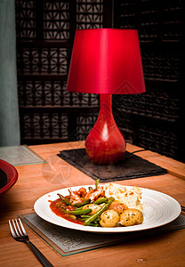 热饭土豆服务晚餐刀具温暖桌子制品盘子陶瓷时间图片