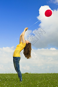 带着气球的女孩闲暇乐趣场地天空喜悦旅行波动蓝色草地快乐图片