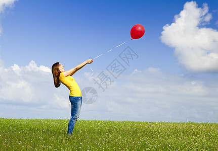 带着气球的女孩成人旅行享受幸福闲暇飞行喜悦快乐自由微笑图片