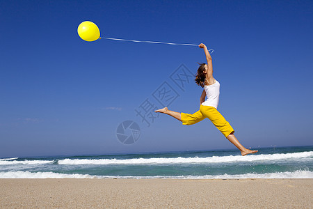 使用气球跳跃女孩蓝色飞行海洋跑步灵活性活力享受女士天空图片