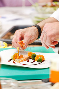 专业厨师盛装美味美食盘子餐厅工作男人沙拉假期胡椒职业厨房男性图片