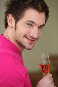 有酒杯的男子杯子紫红色衬衫胡须派对欲望长笛微笑男人粉色图片