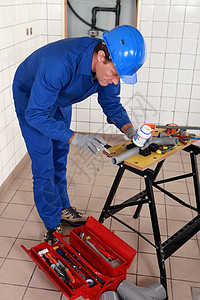 有经验的水管工在工作时使用各种工具图片