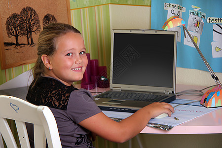拥有手提笔记本电脑的女孩童年青年瞳孔学校作业乐趣教育金发孩子工作图片