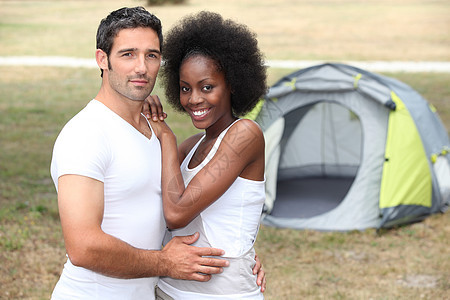 帐篷前的一对夫妇活动卷曲头发植物安装黑色女孩肩带场地家庭图片
