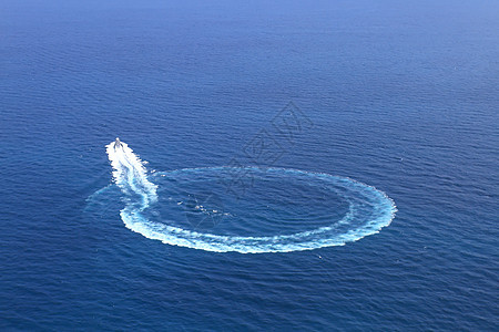 海上的快艇绕了圈子圆圈游艇海浪奢华旅行航行摩托艇游泳运输蓝色背景图片