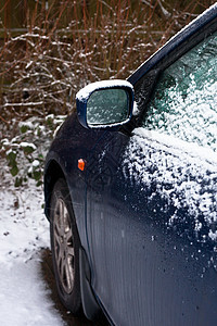 汽车上雪雪雪图片