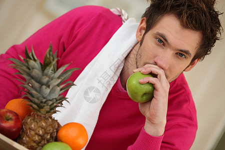 年轻人吃水果的五分制图片