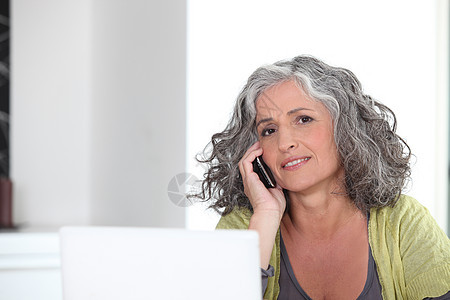 打电话的年长女人男人保险电话女士安全中年退休房子房间沙发图片