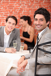 男人喝香槟桌布婚礼花花公子椅子西装青年微笑会议庆典裙子图片