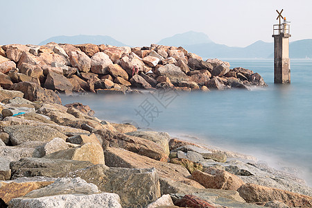 落花墙上的灯塔 一个小灯塔警告看守所旅行海岸线海岸安全手表休息港口房子遗产图片