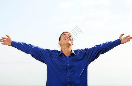 快乐的青年男子男人乐趣蓝色微笑天空享受阳光青少年幸福衬衫图片
