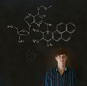 具有粉笔背景的学习科学或化学教师知识方程男人黑板学生黑色课堂解决方案白色教学图片