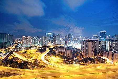 夜间在香港的交通运动地标运输天际摩天大楼公共汽车城市景观驾驶场景图片