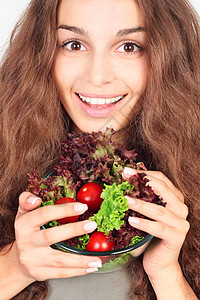 配沙拉碗的女人食物营养成人头发喜悦女孩女性蔬菜黑发微笑图片