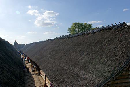 在1000年前的定居中用拖屋顶建筑学稻草考古学夫人工作天空博物馆木头男人遗迹图片