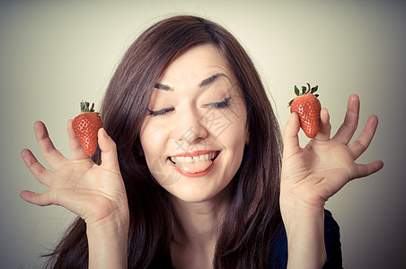 美丽的有草莓的女人女孩饮食插图食物嘴唇水果嘴巴舌头营养女士图片