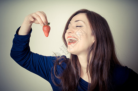 美丽的有草莓的女人饮食女士食物水果嘴唇微笑插图营养浆果女孩图片