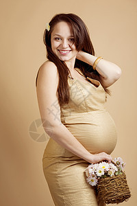 美丽的怀孕孕妇家庭工作室花朵幸福母亲喜悦婴儿床福利女士几个月图片