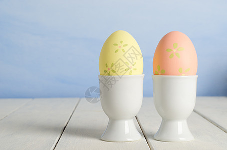 杯中油漆的复活节鸡蛋图片