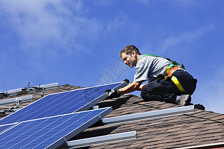 太阳能电池板安装屋顶发电机控制板房子男人活力力量男性绿色住宅图片