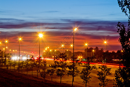 夜间1号公路天空树木过往路灯光线尾灯交通条纹头灯图片