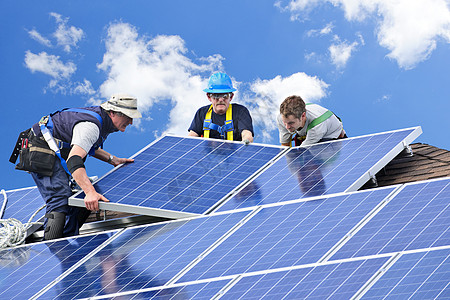 太阳能屋顶太阳能电池板安装力量程序光伏活力工人绿色职业屋顶住宅工作背景