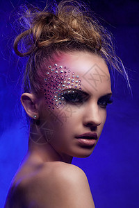 美丽的女人 有幻想的化妆品钻石皮肤水钻水晶紫色女性首饰头发冒充金发女郎图片