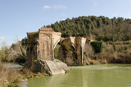 古代中世纪大桥 在托斯卡尼河边的溪上跑步地标风景环境植被天空穿越溪流岩石激流图片