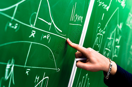 一个学生的手指着绿色粉笔板教授学习学校男性战略教学数学大学讲师解决方案图片