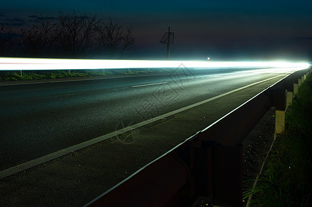 夜晚在路上的白光图片