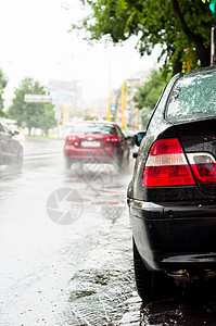 路上有雨和交通堵塞图片