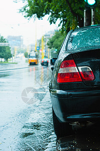 雨中一辆停车车的近距离拍摄 背景模糊雨滴窗户车辆压力街道车轮市中心下雨照片危险图片