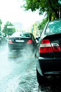 雨中停车场车 背景模糊图片