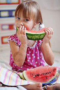 有趣的孩子吃西瓜维生素卫生蔬菜童年女孩幸福苗圃小吃营养饮食图片